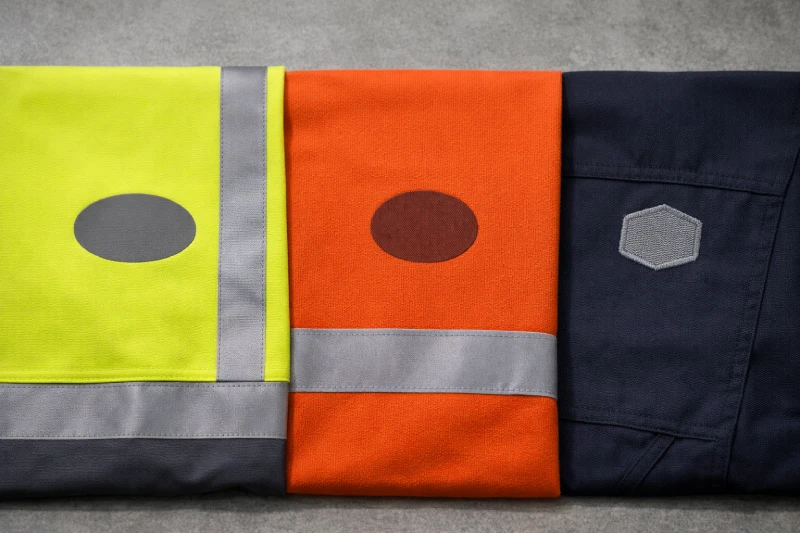 Comparaison des matériaux de vêtements de sécurité montrant différentes textures d’application de logo
